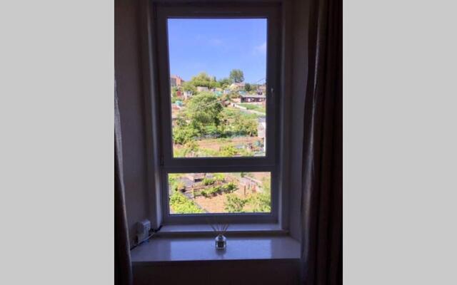 Bright, Spacious West-End Flat, Near University