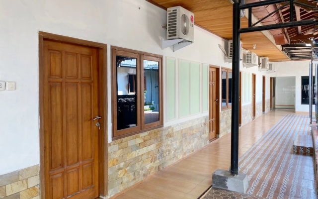 Adipura Guesthouse Syariah RedPartner near Terminal Nganjuk