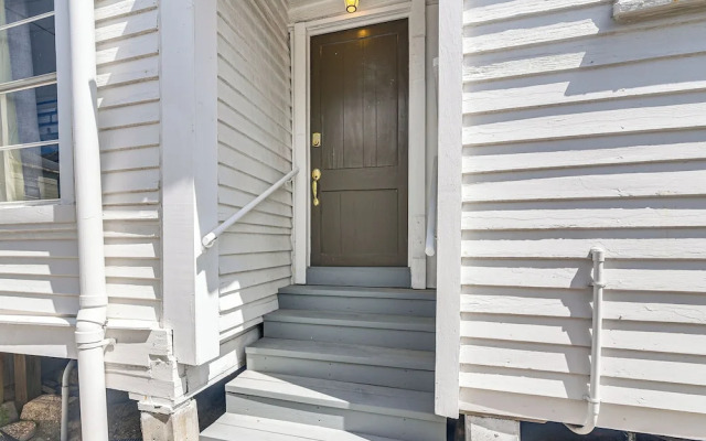 Golden-age Galveston Getaway - Walk to The Strand!