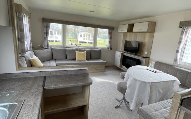 Beautiful 3-bed Caravan Situated on Lakeland Haven