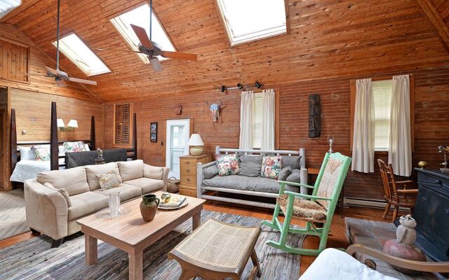 Village Latch Inn Hotel