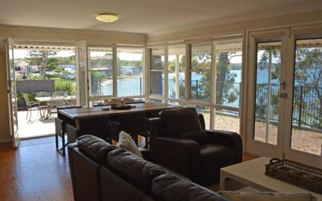 Wanda Magic' 19 Randall Drive - Beautiful Water Front House – Balcony – Salamander Bay