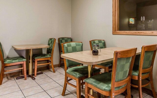 Days Inn by Wyndham Manitowoc