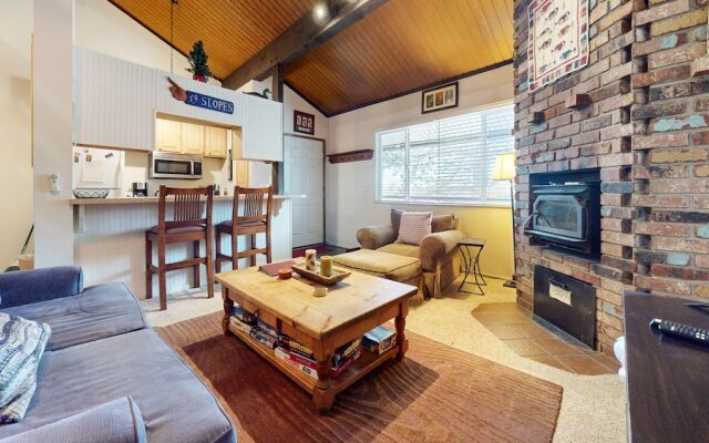 Sierra Manors 75 Cozy and Comfy Condo, On the Shuttle Route by Redawning