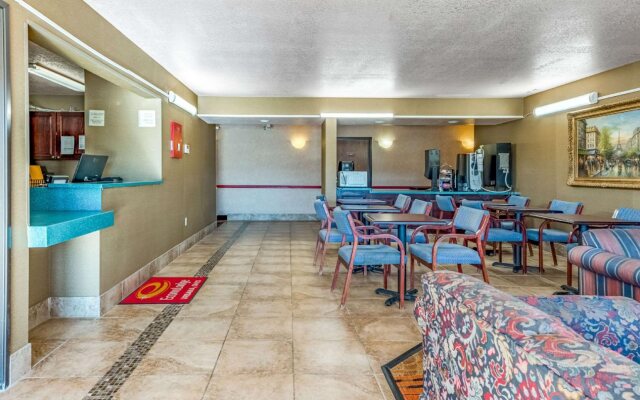 Econo Lodge Inn & Suites