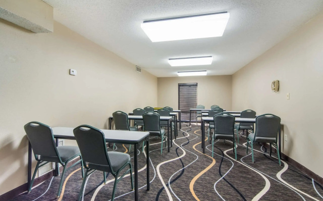 Econo Lodge South