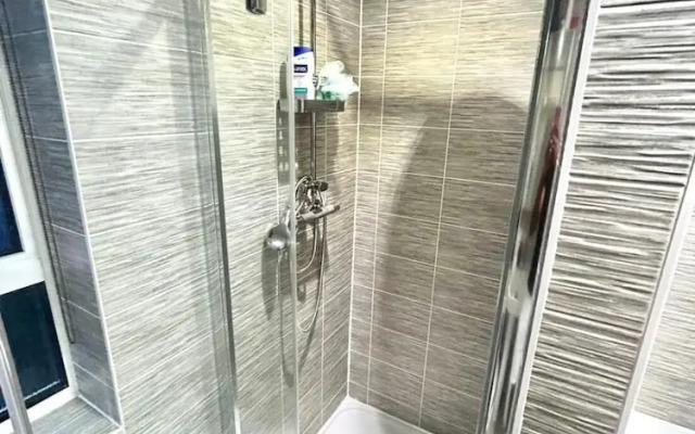 High END Spacious 4 Bed House - Free Parking