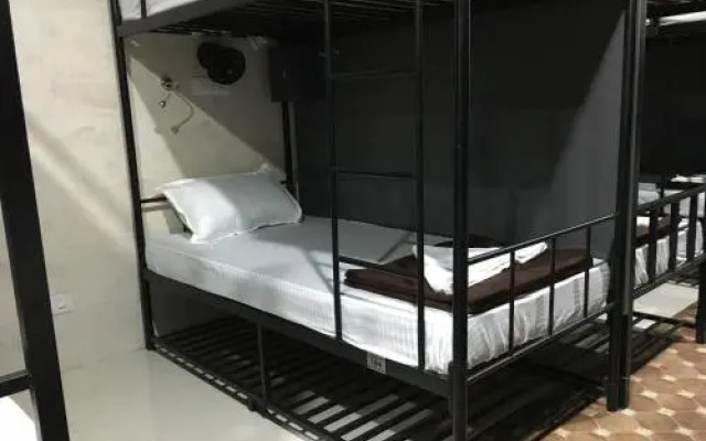 Airport Hostel 13