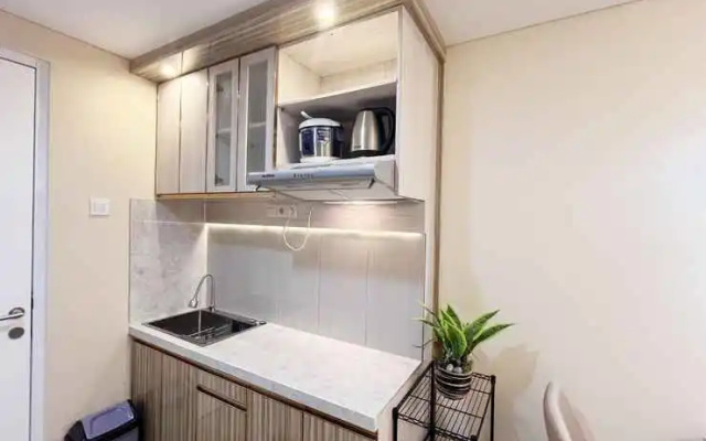 Homey and Good Deal 1BR Tamansari Skylounge Makassar Apartment By Travelio – Kitchen – Makassar