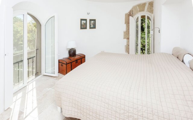 Spacious Castle in Jonquieres with Swimming Pool