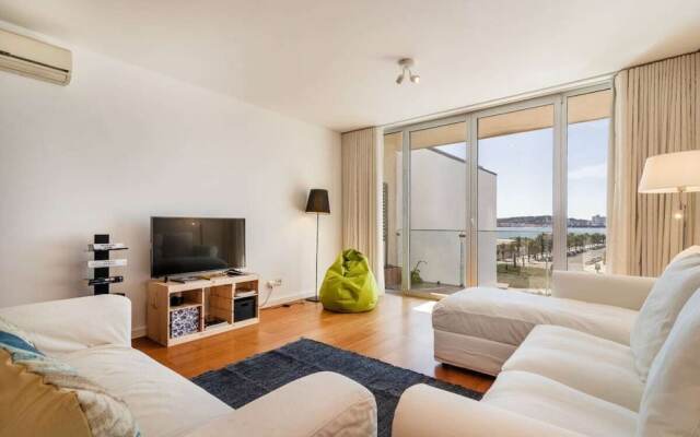 Gorgeous Apartment in Alges With Stunning Rooftop Pool