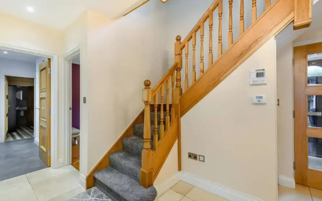 6 Bed House - Sleeps 11 - Pets - Garden - Parking