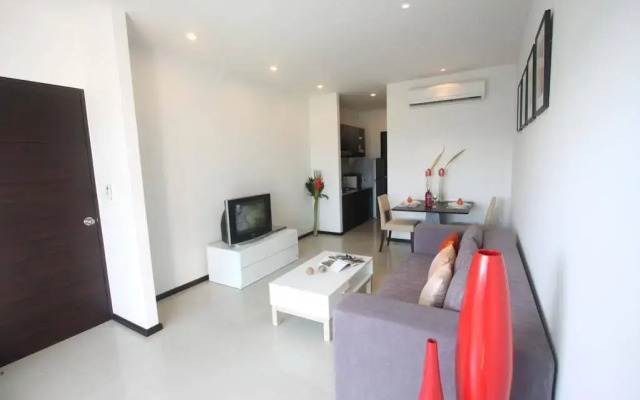 Two Villas Holiday Phuket: Two Villas Suite Serviced Apartment Nai Harn Beach