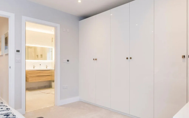 Stylish new Home With Parking - King Beds Garden