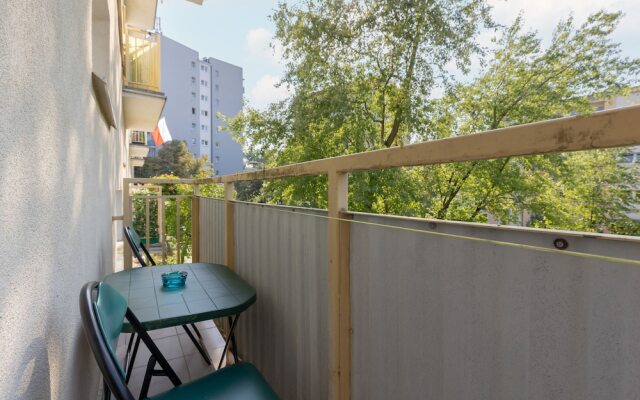 Warsaw Apartment Elekcyjna by Renters