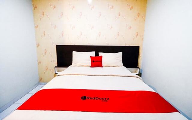 RedDoorz Plus At Lucky Inn Hotel Panakkukang