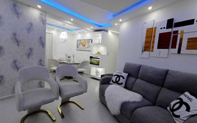 Luxurious Apartment 4to Level With Security Camera