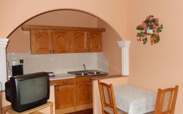 Henrietta Apartmanház