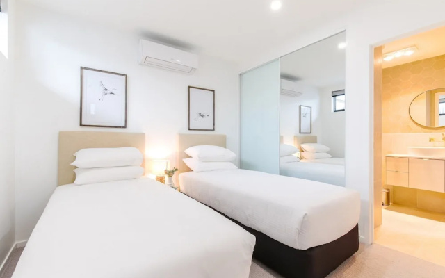 Oceanside Apartment With Bay Views – Guest Rooms – Batemans Bay