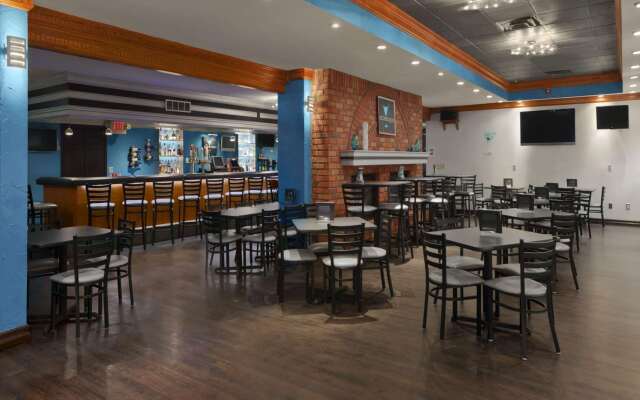 Ramada by Wyndham Saginaw Hotel & Suites