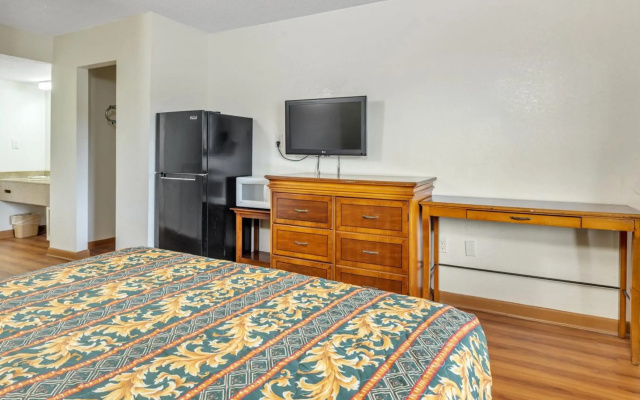 Studios and Suites 4 Less Emporia