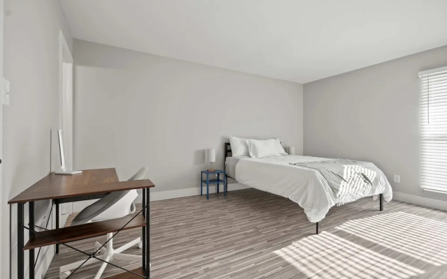 Spacious 2BR 2BA Apartment in the City