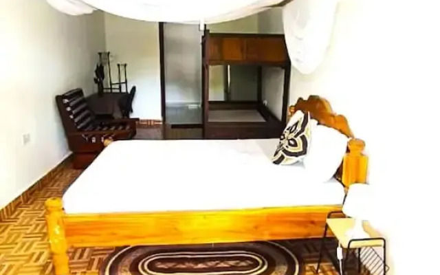 zanzllywood hotel and apartments