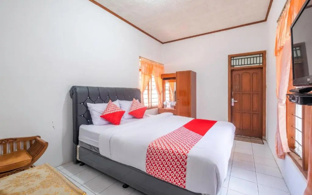 Capital O 1541 Puri Cikole Asri