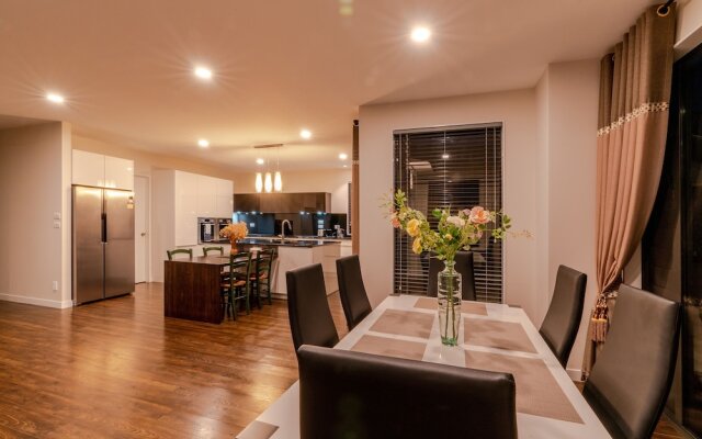 LongBay Spacious Luxurious 5 Bdrm House