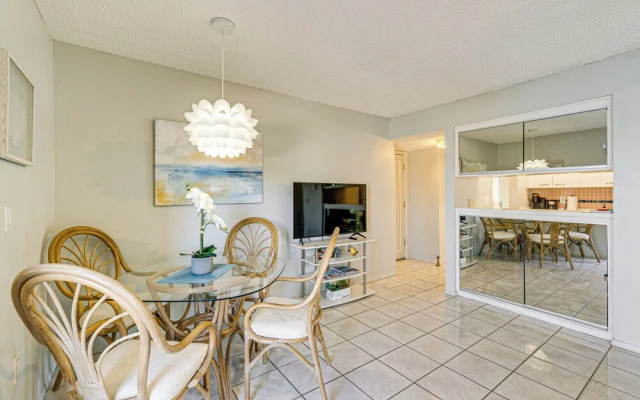 1 Mi to Siesta Beach: Bayfront Condo w/ Pool!