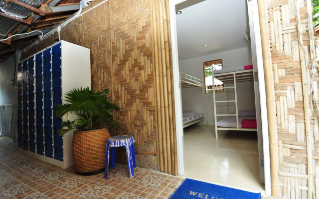 Blanco Dorm Room & Restaurant