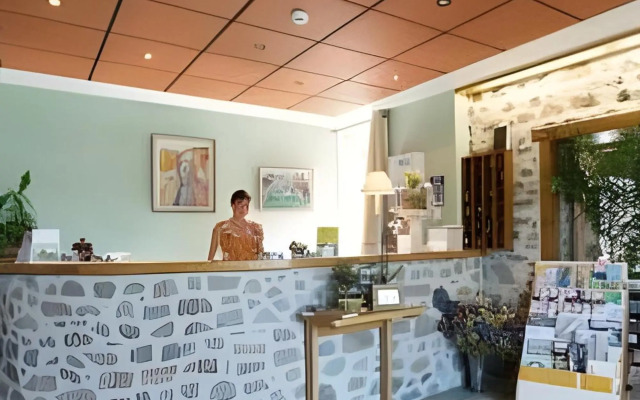 Hôtel-Restaurant La Crèche et sa piscine intérieure - Logis Hôtels