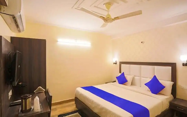 Fabhotel Lazeeno
