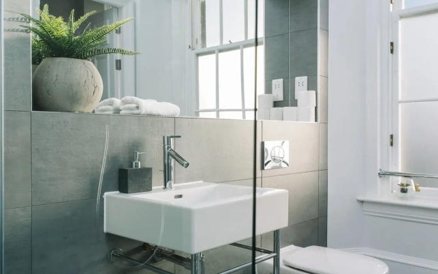 BNBbuddy Apartments - Huge 5* Georgian Apartment - Great Location