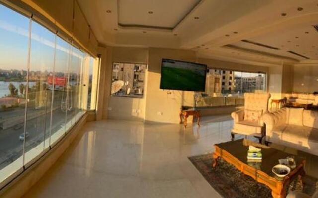 شقه على كورنيش المعادى تطل مباشرة على النيل للعائلات فقط