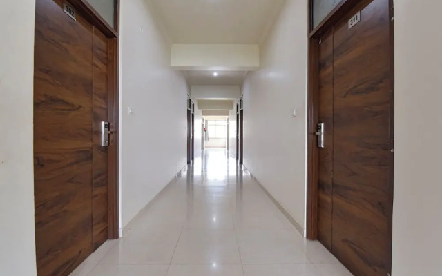 Fabhotel Shiv Palace