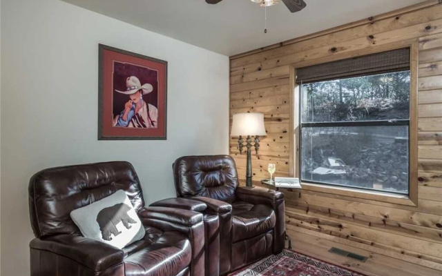 CenterView - Two Bedroom Cabin with Hot Tub
