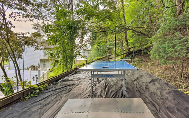 Bel Air Apartment w/ Pool ~ 2 Mi to Main St