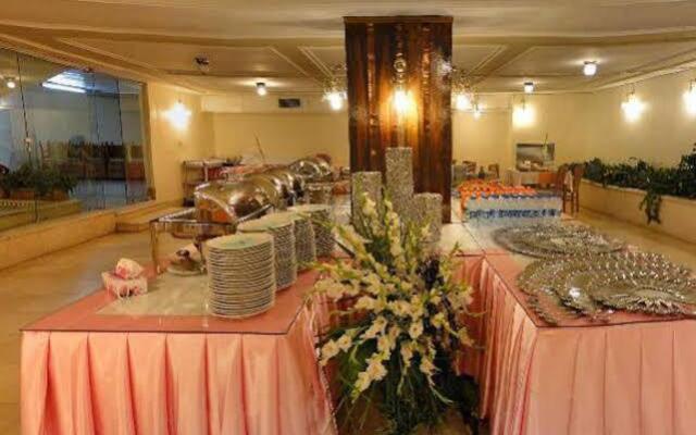 Hotel Piroozy