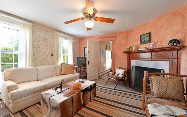 Village Latch Inn Hotel