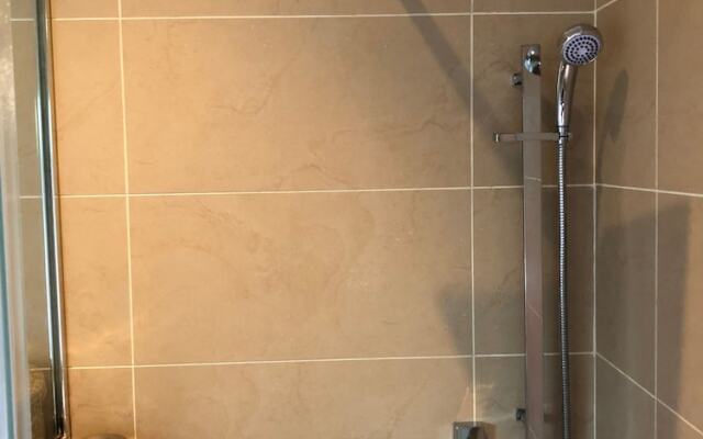 The Spacious Fitzjohn’s Road Apartment - RKC