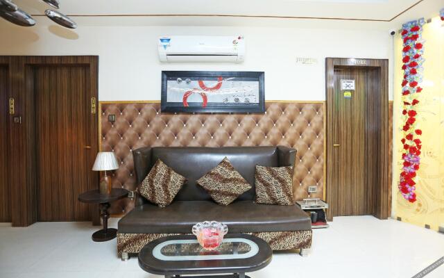 OYO 8183 Hotel Sandal Wood