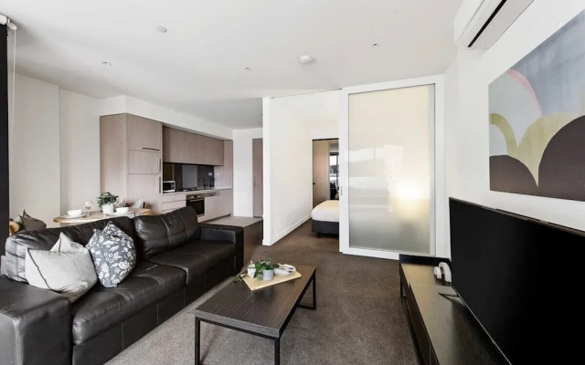 A Lovely 2BR Apt Near Victoria Market, City Views – Guest Rooms – Melbourne