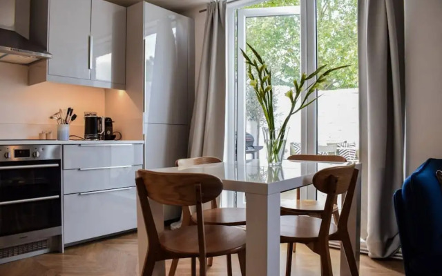 Stylish 3 Bedroom Home With Roof Terrace