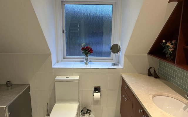 Large 3 bed House With Separately Bookable Studio