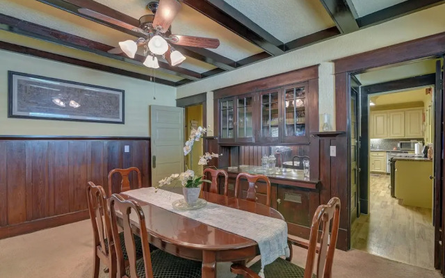 Central Galveston Home < 1 Mi to Beach!