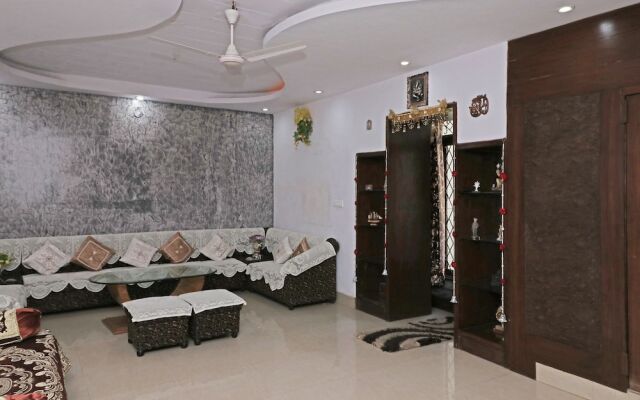 OYO 13042 Home Elegant 3BHK Picture Palace