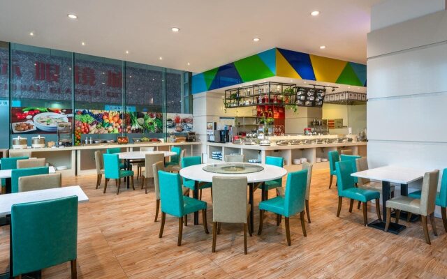 Holiday Inn Shanghai Jing'an by IHG