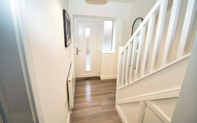 Spacious 3 Bed House - Newly Refurbished