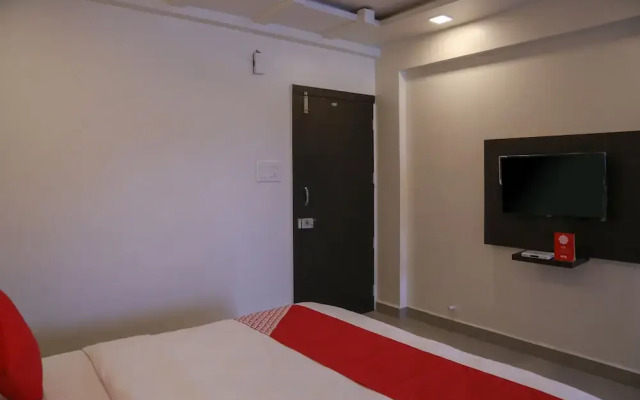 OYO 22066 Hotel Mayur